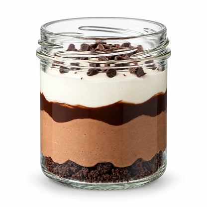 Postre de tres chocolates 80 g en vasito con capas de crema de chocolate, salsa de chocolate, crema clara y virutas de chocolate sobre base de galleta de cacao, sobre fondo blanco