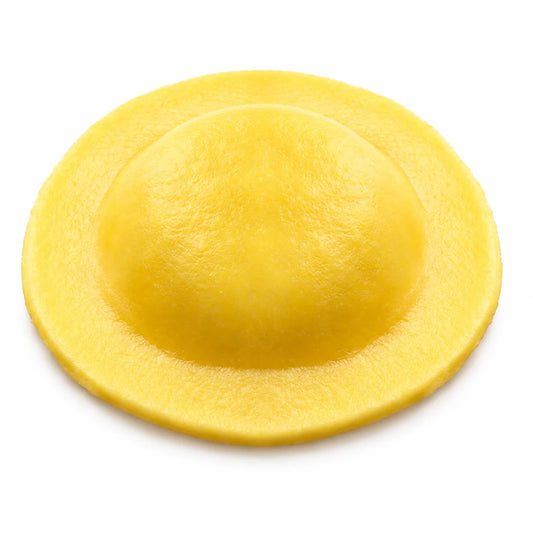 Agnolotti al Parmigiano Reggiano sobre fondo blanco