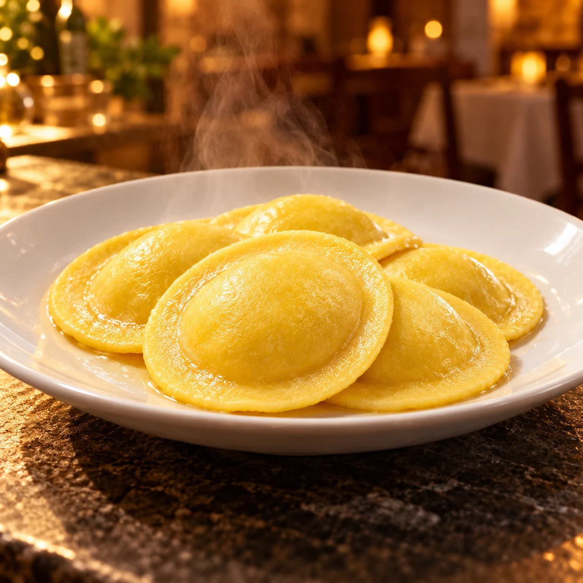 Ανιόλοτι με Parmigiano Reggiano σε λευκό πιάτο σε ζεστά φωτισμένο εστιατόριο