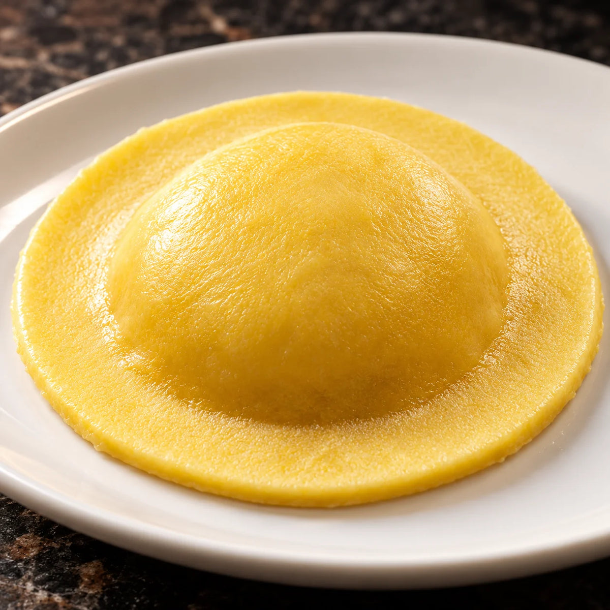 Κοντινό πλάνο: Ανιόλοτι με Parmigiano Reggiano σε λευκό πιάτο