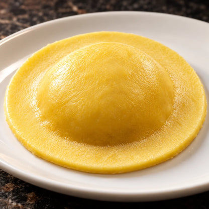 Κοντινό πλάνο: Ανιόλοτι με Parmigiano Reggiano σε λευκό πιάτο