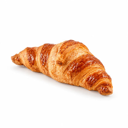 Croissant al burro dorato su sfondo bianco