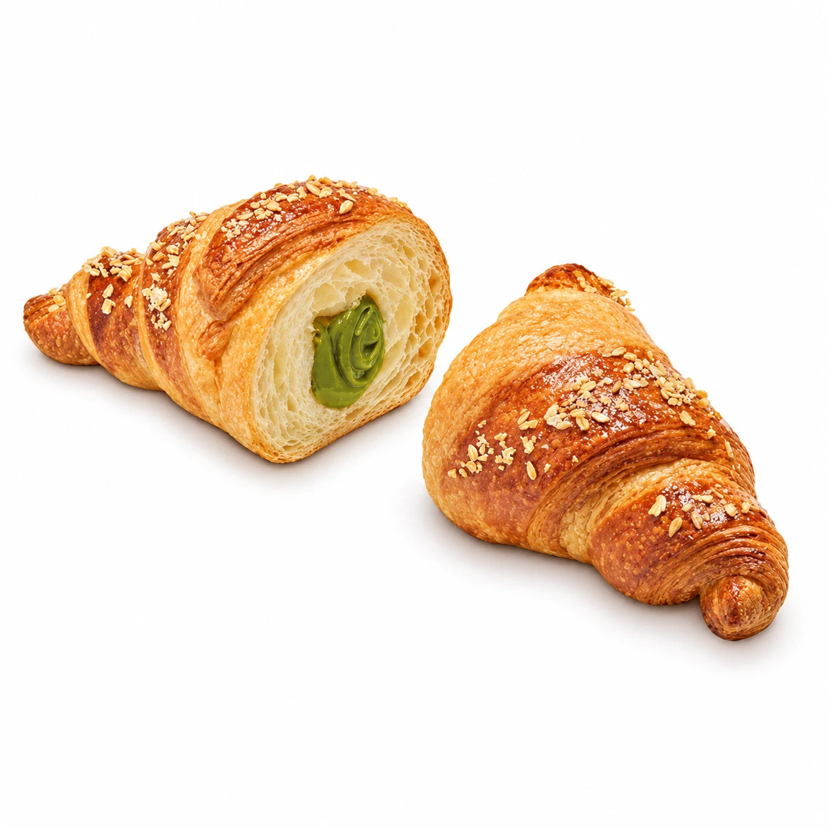 Pistachecroissant opengesneden met groene pistachecrème op een witte achtergrond