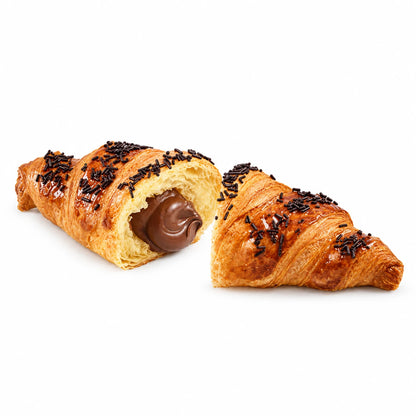 Croissant Chocolate y Avellana sobre fondo blanco, abierto con crema de avellana y cacao