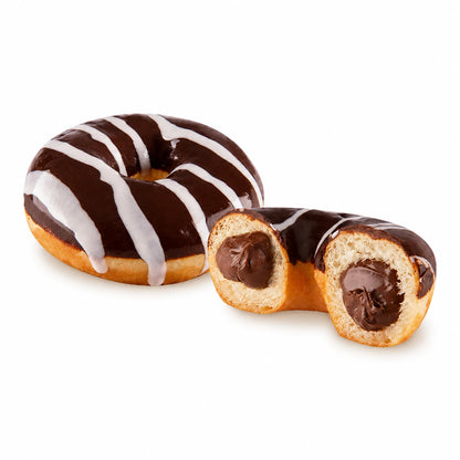 Donut de chocolate sobre fondo blanco, donut entero y mitades cortadas con relleno de crema de cacao