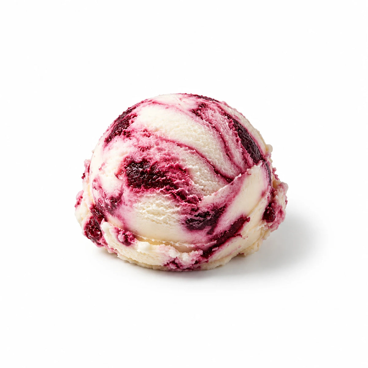 Bola de helado de cereza amarena con vetas rojo oscuro sobre fondo blanco