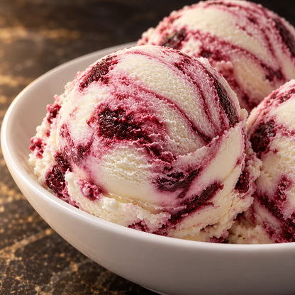 Primer plano de bolas de helado de cereza amarena en un bol blanco