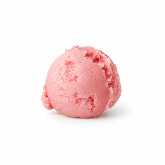 Bola de helado de fresa de textura afrutada sobre fondo blanco