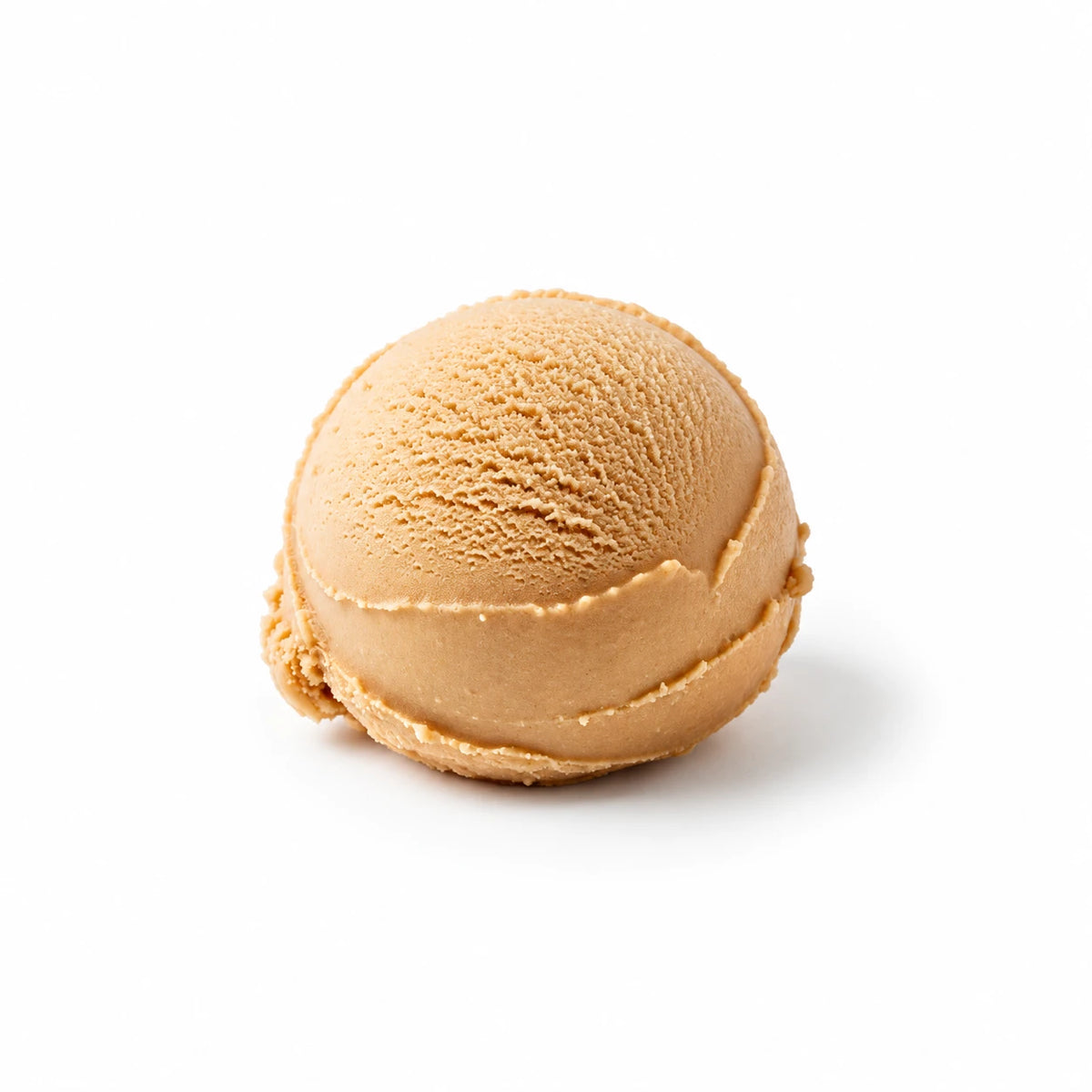 Bola de helado de avellana de textura fina sobre fondo blanco