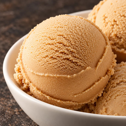 Primer plano de bolas de helado de avellana en un cuenco blanco