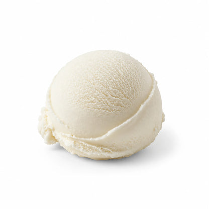 Bola de helado de coco sobre fondo blanco