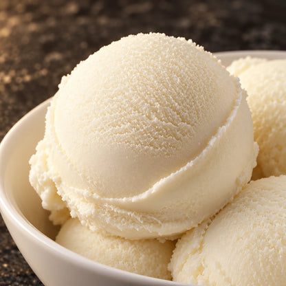 Primer plano de bolas de helado de coco en un cuenco blanco