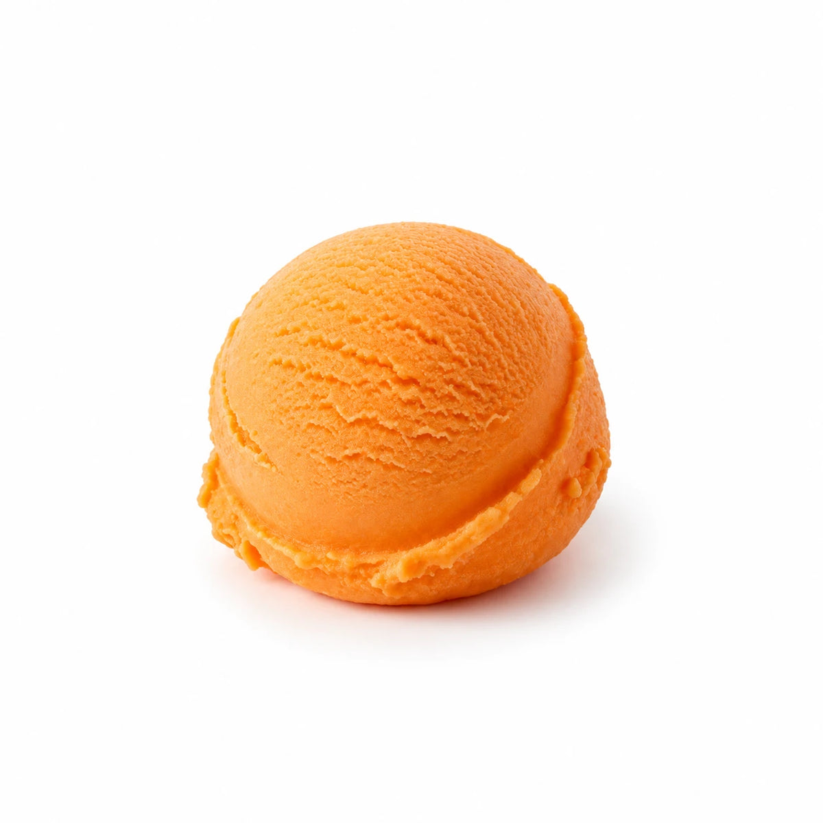 Bola de helado de mandarina de textura fina sobre fondo blanco