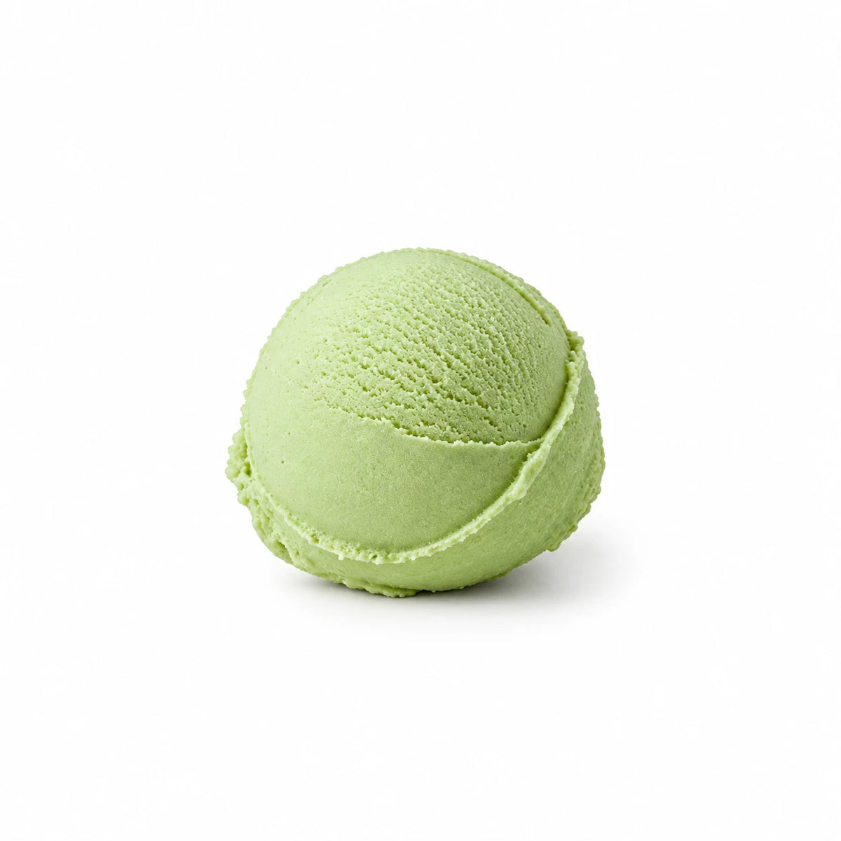 Bola de helado de pistacho de textura fina sobre fondo blanco