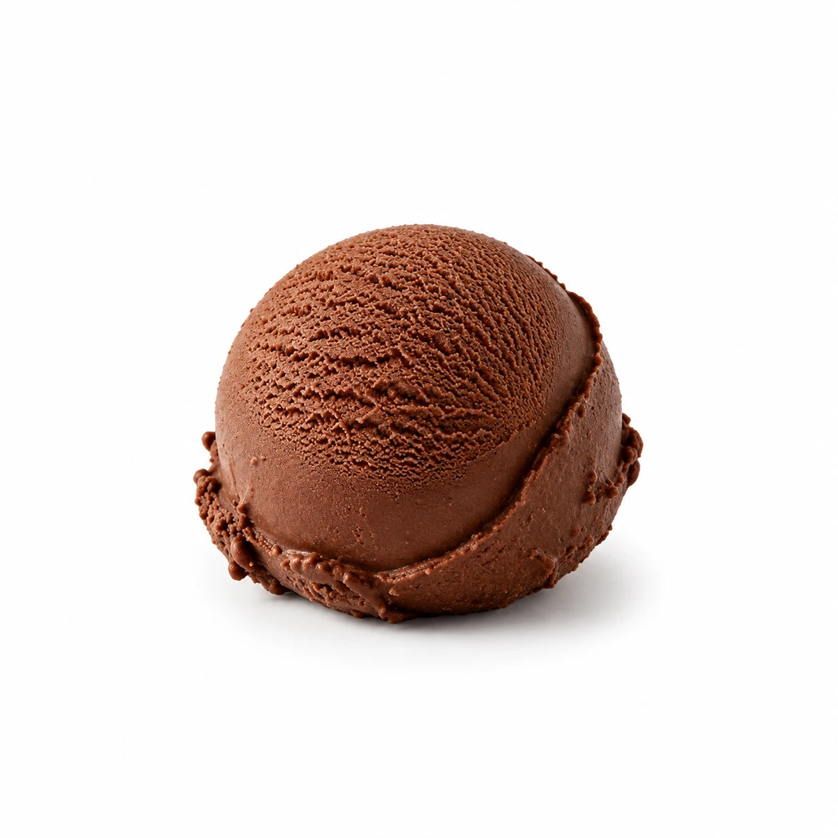 Bola de helado de chocolate de textura fina sobre fondo blanco