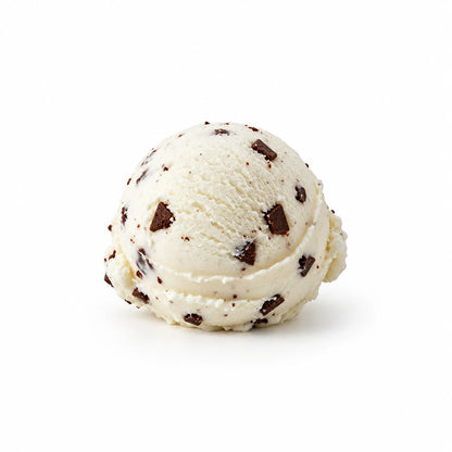 Bola de helado de stracciatella con virutas de chocolate sobre fondo blanco
