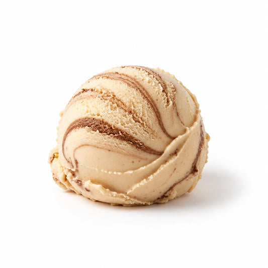 Bola de helado de tiramisú con vetas de cacao sobre fondo blanco