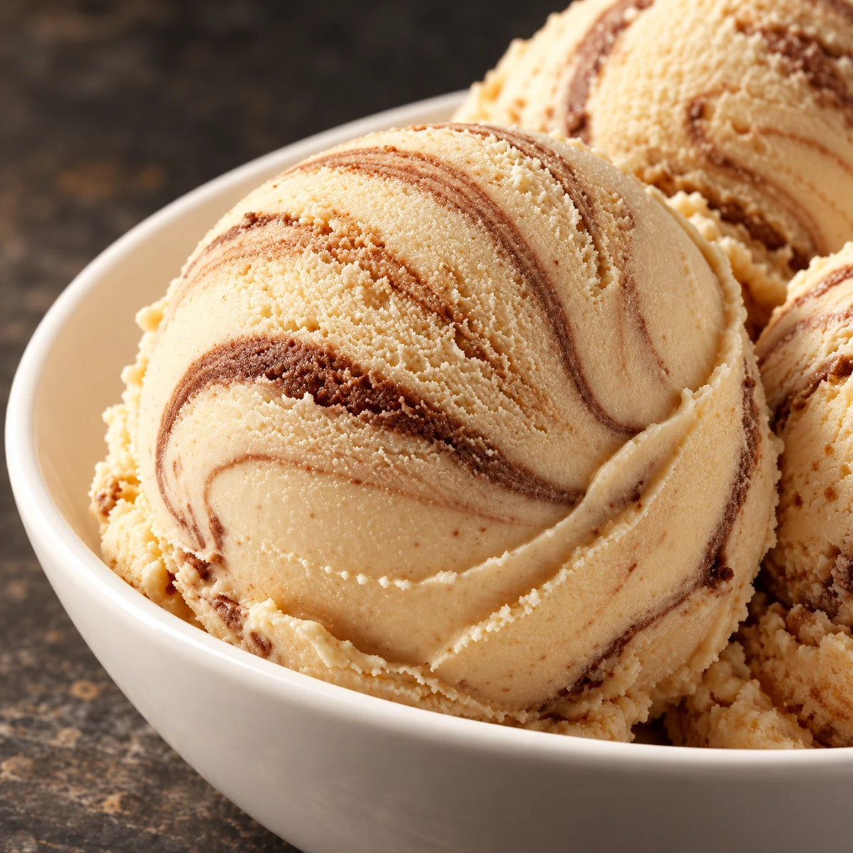 Primer plano de bolas de helado de tiramisú en un cuenco blanco