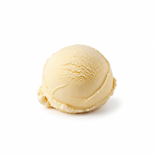 Bola de helado de vainilla sobre fondo blanco