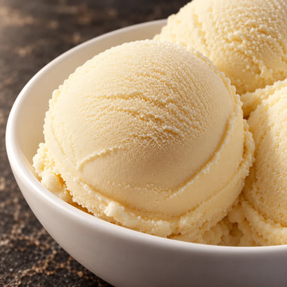 Primer plano de bolas de helado de vainilla en un cuenco blanco