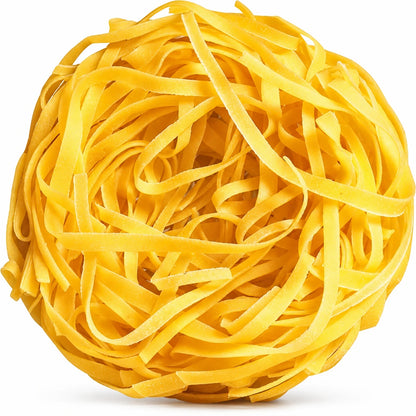 Fettuccine all'uovo su fondo bianco