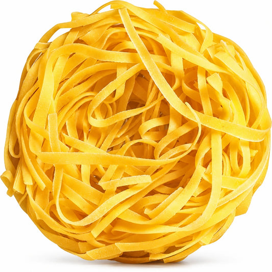 Fettuccine all'uovo sobre fondo blanco