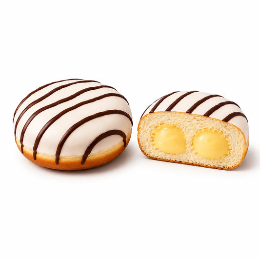 Krapfen de Vainilla con glaseado blanco y rayas oscuras sobre fondo blanco, entero y cortado con crema de vainilla