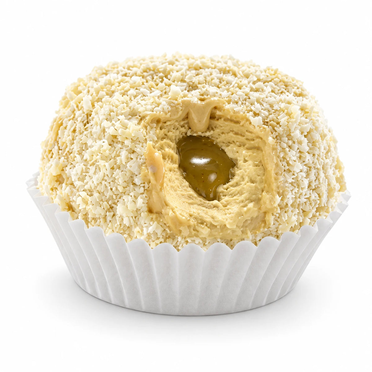 Tartufo de pistacho 110 g en cápsula de papel con capa de chocolate blanco, helado de pistacho y corazón líquido de pistacho en corte, sobre fondo blanco