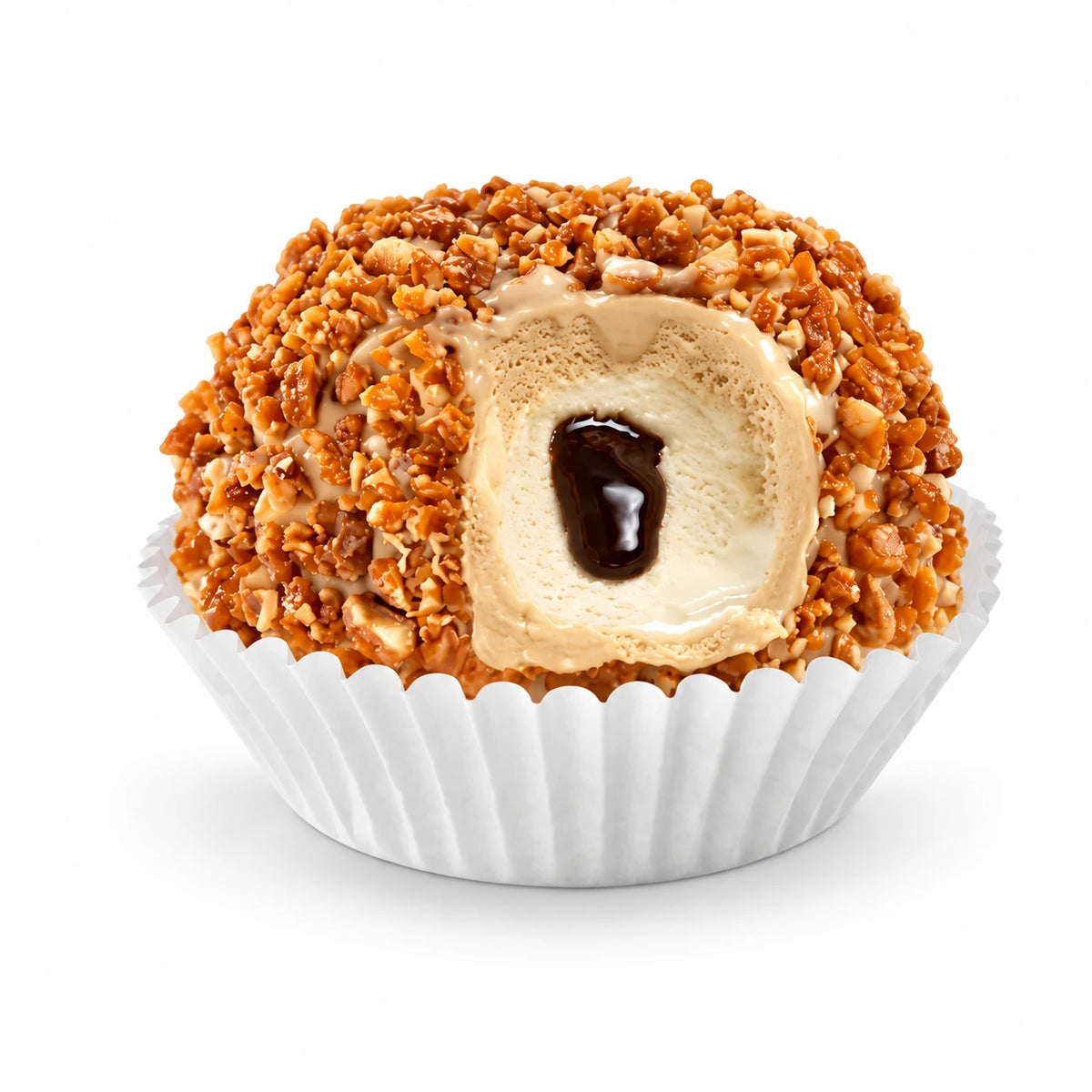 Tartufo de café y nata 110 g en cápsula de papel con garrapiñado de almendra, helado de café y nata y corazón líquido de café en corte, sobre fondo blanco