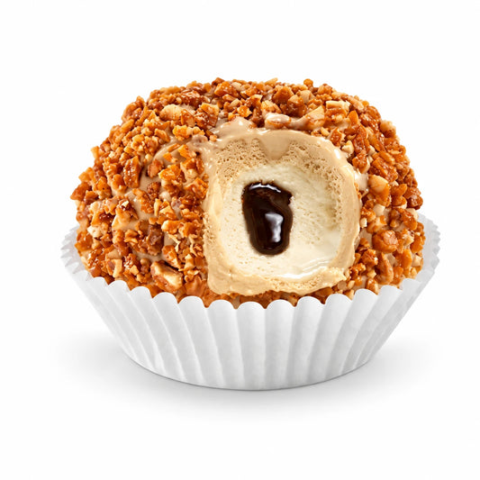 Tartufo de café y nata 110 g en cápsula de papel con garrapiñado de almendra, helado de café y nata y corazón líquido de café en corte, sobre fondo blanco