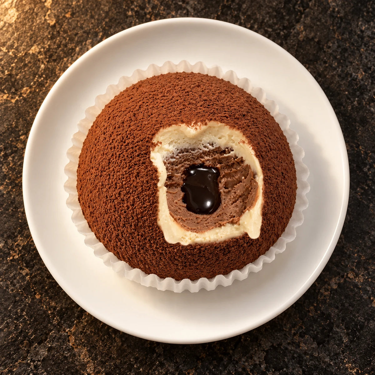 Tartufo en cápsula visto desde arriba en un plato blanco