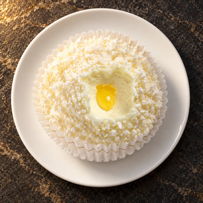 Tartufo limoncello en cápsula visto desde arriba en un plato blanco