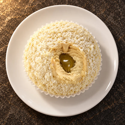 Tartufo de pistacho en cápsula visto desde arriba en un plato blanco