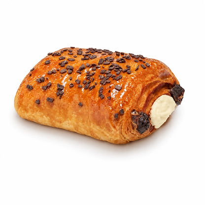 Pain au Triple Chocolat isolato su sfondo bianco con granella di cioccolato, tagliato con crema al cioccolato bianco e cioccolato fondente in vista