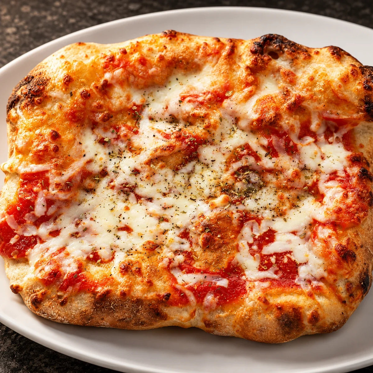Zbliżenie Pala Margherita z roztopioną mozzarellą, sosem pomidorowym i oregano