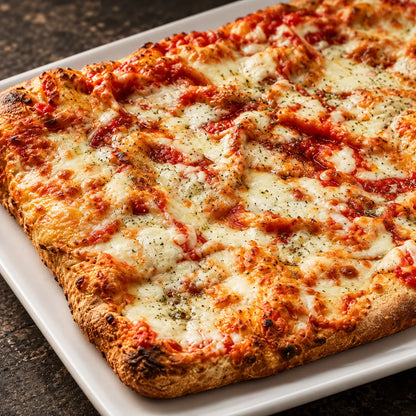 Primer plano de la Pala Margherita 28 × 58 cm con mozzarella fundida, salsa de tomate y orégano