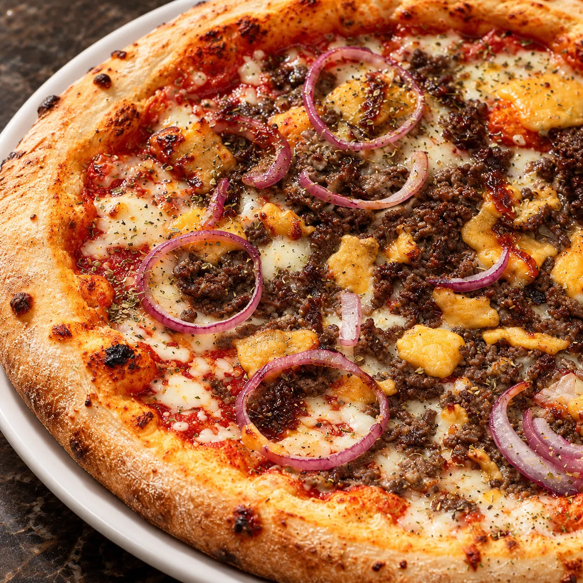 Pizza Beef Burger 29 cm, primer plano con carne picada y cheddar