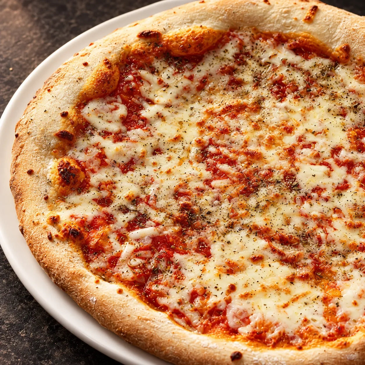 Primer plano: Pizza Margherita con mozzarella fundida, salsa de tomate y orégano