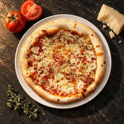Pizza Margherita 18 cm vista desde arriba en un plato blanco sobre piedra oscura