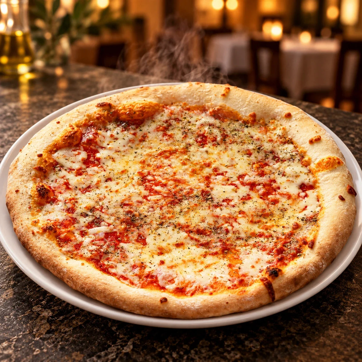 Pizza Margherita humeante en un plato blanco sobre una mesa de restaurante