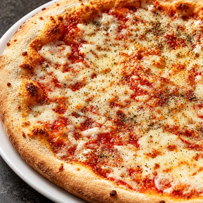 Primer plano: Pizza Margherita con mozzarella fundida, salsa de tomate y orégano