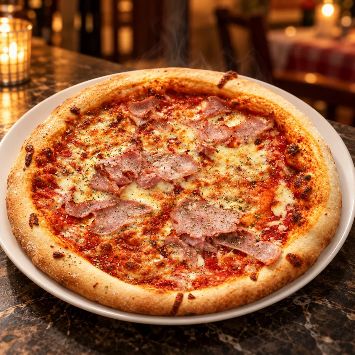 Pizza με ζαμπόν σε λευκό πιάτο, σερβιρισμένη σε μαρμάρινο πάγκο εστιατορίου