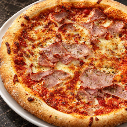 Κοντινό πλάνο της Pizza με ζαμπόν: βραστό ζαμπόν, λιωμένη μοτσαρέλα και ρίγανη