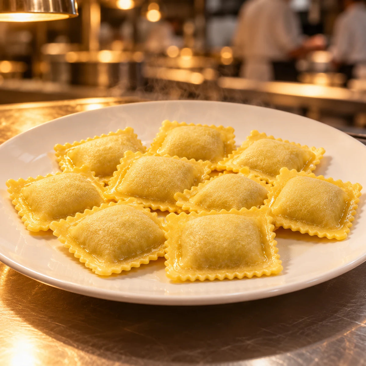 Regali Spinaci e Mascarpone su piatto bianco al pass di una cucina professionale