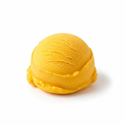 Bola de sorbete de mango sobre fondo blanco
