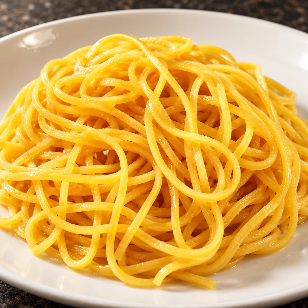 Zbliżenie: Spaghetti alla Chitarra na białym talerzu