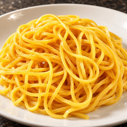 Zbliżenie: Spaghetti alla Chitarra na białym talerzu