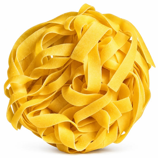 Tagliatelle all'uovo sobre fondo blanco