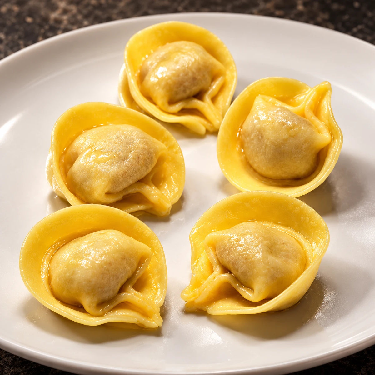 Krupni plan: Tortellini al Brasato di Manzo na bijelom tanjuru