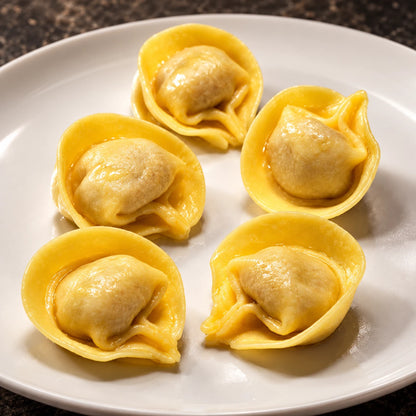 Krupni plan: Tortellini al Brasato di Manzo na bijelom tanjuru